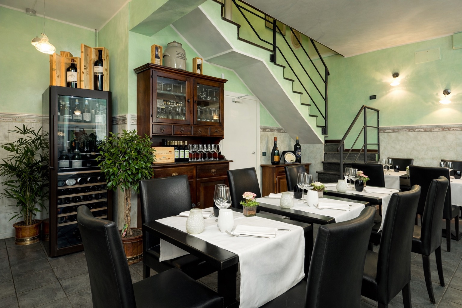simple and atmospheric interior la tavernetta restaurant lido di venezia